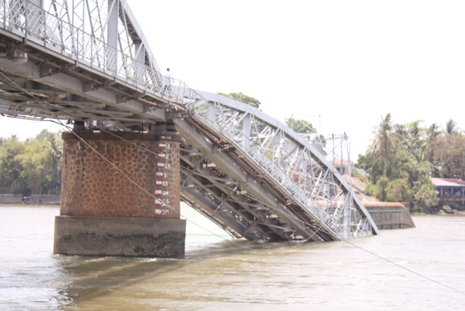 Hiện trường vụ sà lan đâm sập cầu Ghềnh ở Biên Hòa, Đồng Nai trưa ngày 20/3