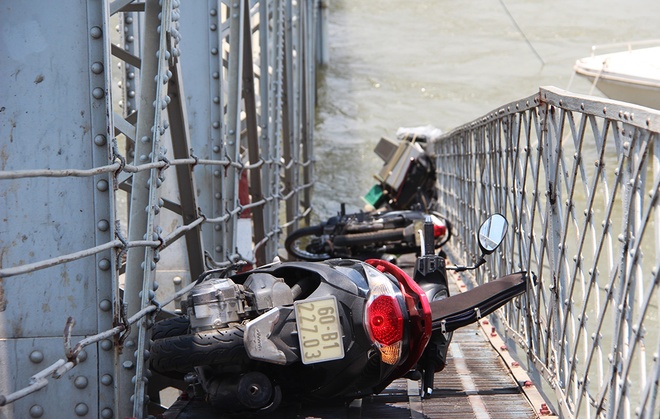 Vụ sập cầu Ghềnh khiến nhiều người đi xe máy rơi thẳng xuống sông