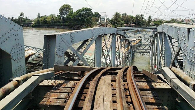 Vụ sập cầu Ghềnh còn khiến  tuyến tàu hỏa Bắc - Nam bị tê liệt vì đây là tuyến đường sắt duy nhất