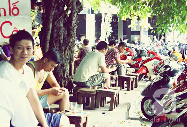 Nhiều nếp sinh hoạt thường ngày của người dân thành phố Hồ Chí Minh vẫn mang dáng dấp của một Sài Gòn xưa cũv