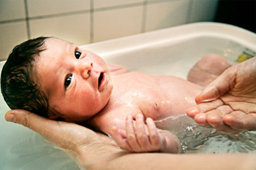 Tắm cho trẻ sơ sinh thường xuyên là một trong những cách chăm con sai lầm