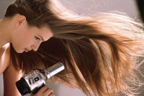 Để có mái tóc đẹp nên tránh xõa tóc khi sấy