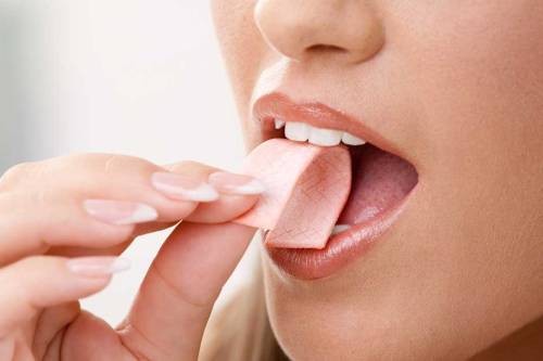 Phụ nữ có thai nên hạn chế  thói quen nhai kẹo cao su gây hại cho sức khỏe 