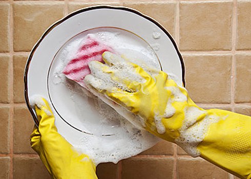 Đeo găng tay là cách rửa bát đúng cách tránh hóa chất trong nước rửa bát xâm nhập vào cơ thể
