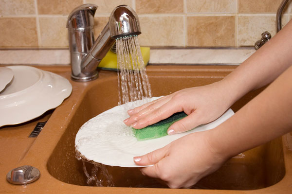 Rửa bát đúng cách là pha loãng nước rửa bát chứ không phải đổ trực tiếp nước rửa bát lên chén bát
