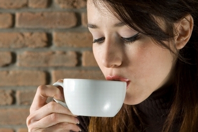 Uống cafe nhiều là sai lầm trong ăn uống dẫn đến nguy cơ loãng xương