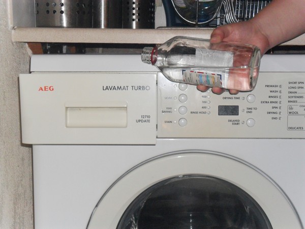 Với máy giặt bốc mùi sau thời gian dài sử dụng, các mẹ hãy áp dụng ngay mẹo vặt gia đình dùng dấm hoặc chanh để xử lý sạch sẽ mùi hôi và cặn bẩn