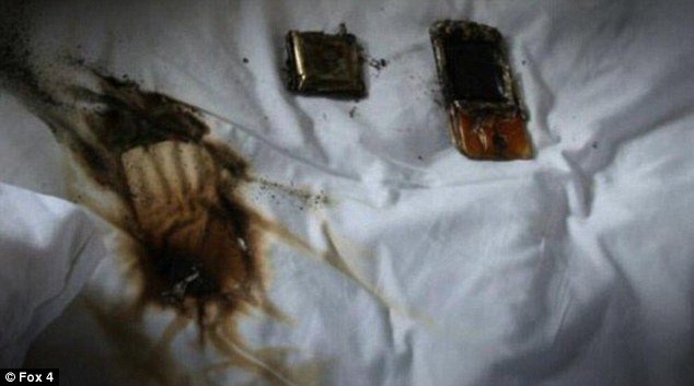 Toàn bộ chiếc Samsung Galaxy S4 bị hư hại hoàn toàn vì thói quen sạc điện thoại trên giường