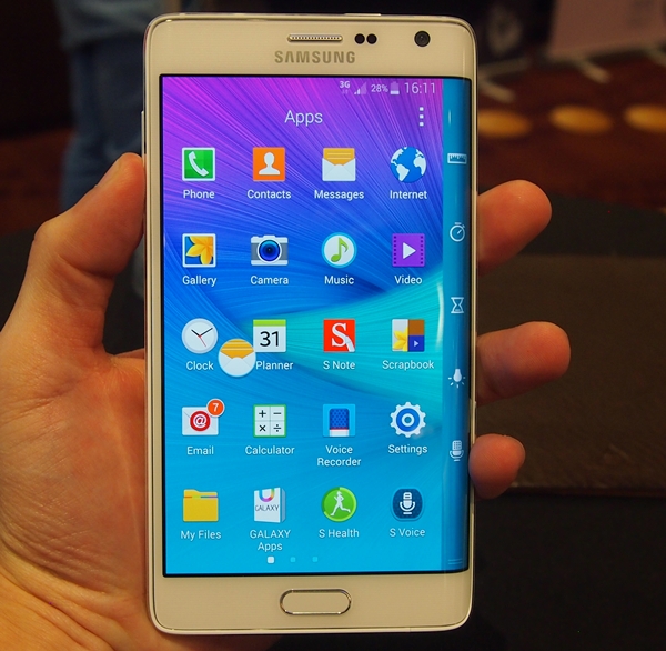 Galaxy Note Edge vát cong phía rìa bên phải là một ví dụ điển hình cho sự khó hiểu trong chiến lược kinh doanh của Samsung