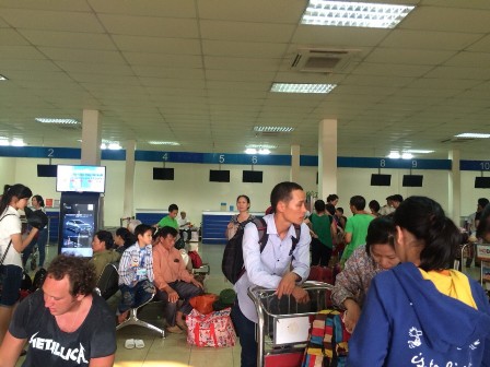 Nhiều hành khách tỏ ra bức xúc vì không hề biết trước sự việc sân bay Cát Bi sẽ đóng cửa và hủy chuyến bất ngờ như vậy