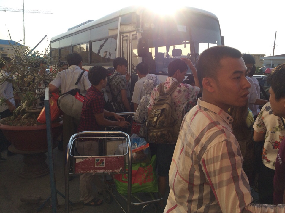 Hành khách chen nhau lên ô tô di chuyển từ sân bay Cát Bi (Hải Phòng) lên sân bay Nội Bài (Hà Nội) trong thời tiết nắng nóng đổ lửa