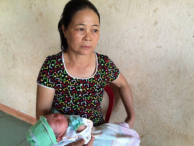 Bà Chu Thị Lô (54 tuổi, mẹ chồng của sản phụ tử vong bất thường Lương Thị Tuyết Thư) đau xót vì cảnh cháu nội mới sinh đã phải mất mẹ