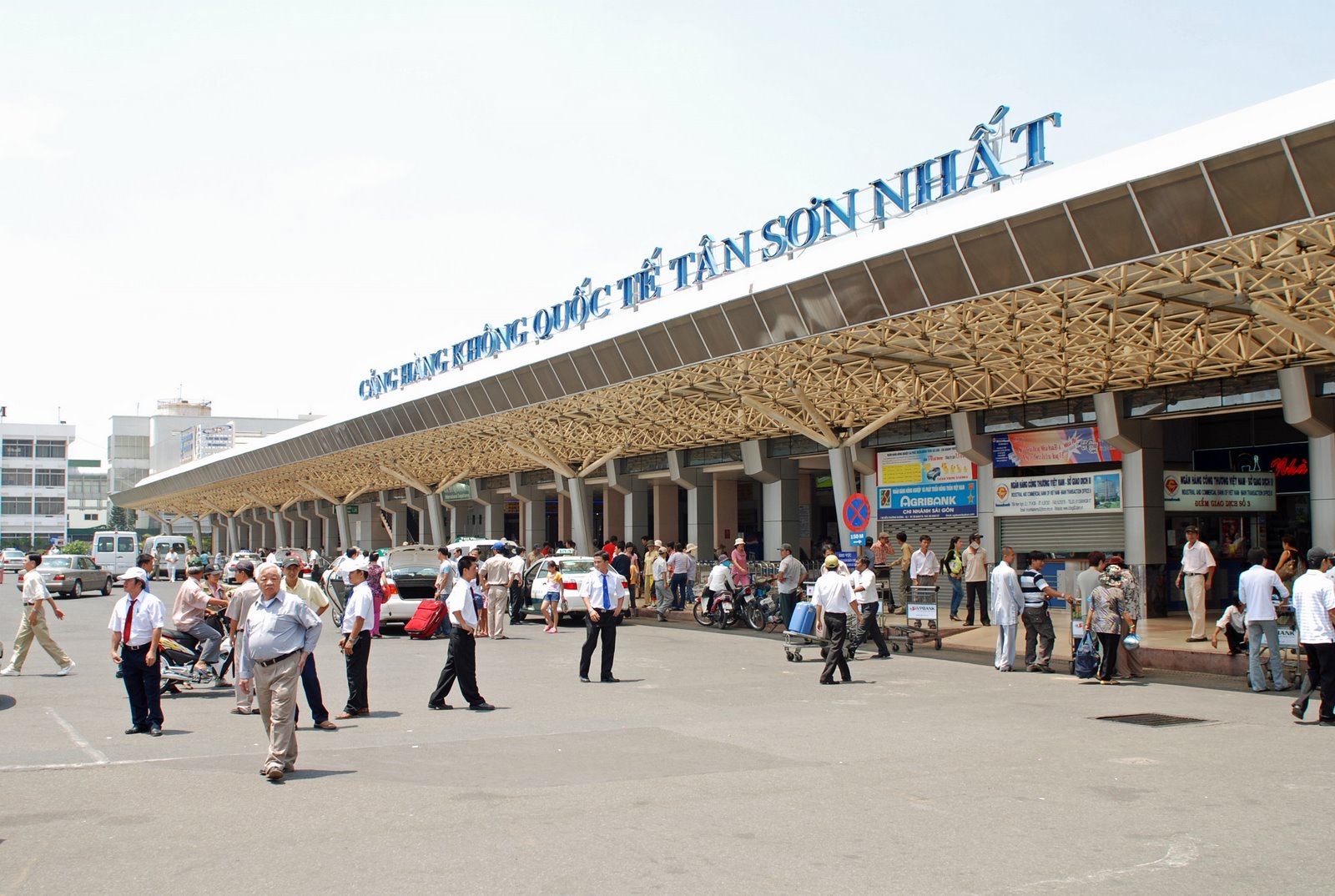 Sân bay Tân Sơn Nhất: Khách chỉ cần qua một cửa soi chiếu an ninh