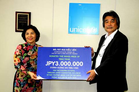 Toàn bộ giải thưởng của Nikkei trao cho Bà Mai Kiều Liên trị giá 3 triệu yên (tương đương khoảng 500 triệu đồng VN) được bà trao tặng lại cho trẻ em Nepal khi phải gánh chịu thảm họa động đất lịch sử thông qua Quỹ nhi đồng Liên hiệp quốc Unicef tại Nhật Bản