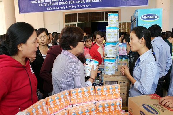 Người tiêu dùng Khánh Hòa tìm hiểu thông tin về các sản phẩm dinh dưỡng của Vinamilk