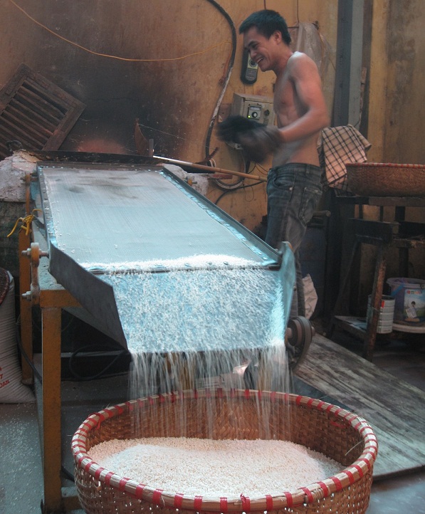 Chế biến gạo làm bánh trung thu ở làng Xuân Đỉnh