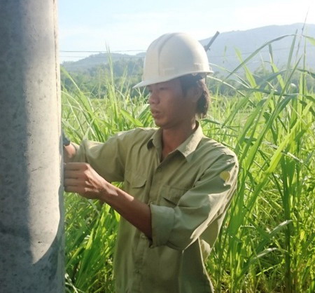 Công nhân Trần Ngọc Dũng đang thi công công trình điện ở huyện Vân Canh