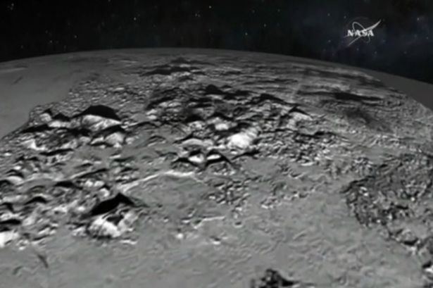 Một đại dương ngầm có thể ở dưới lớp bề mặt cằn cỗi này của sao Diêm Vương