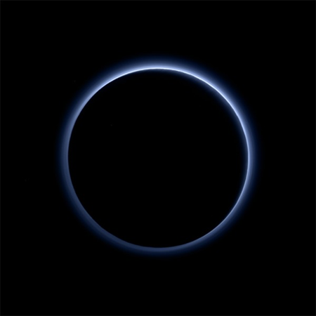 Bầu khí quyển của sao Diêm Vương có màu xanh. Ảnh: NASA