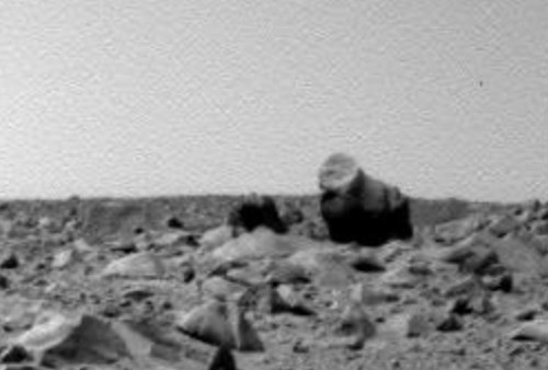 Hai khối đá được cho là có hình thù giống khỉ đột và lạc đà trên sao Hỏa