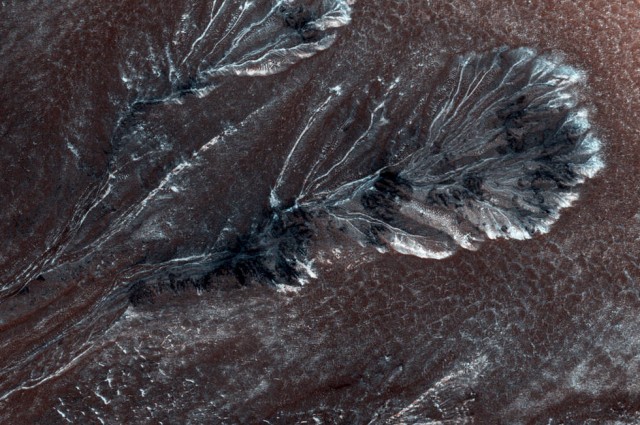 Địa hình băng giá trên sao Hỏa xuất hiện chủ yếu trên vùng đồng bằng phía Bắc. Ảnh: Iflscience