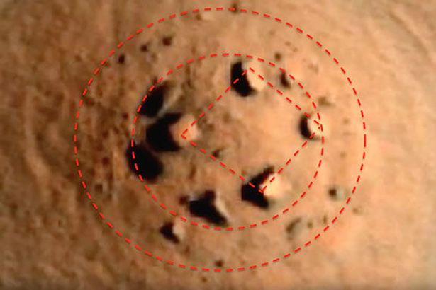 Vòng tròn đá kỳ lạ trên sao Hỏa có cấu trúc giống với bãi đá cổ Stonehenge