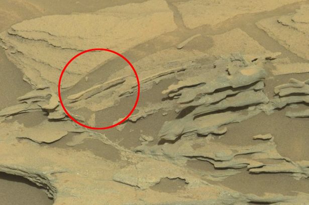 Vật thể lạ có hình chiếc thìa trên sao Hỏa