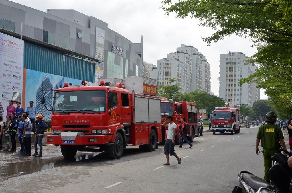 Xe cấp cứu, xe cứu hỏa được điều đến hiện trường vụ tai nạn sập giàn giáo ở TPHCM