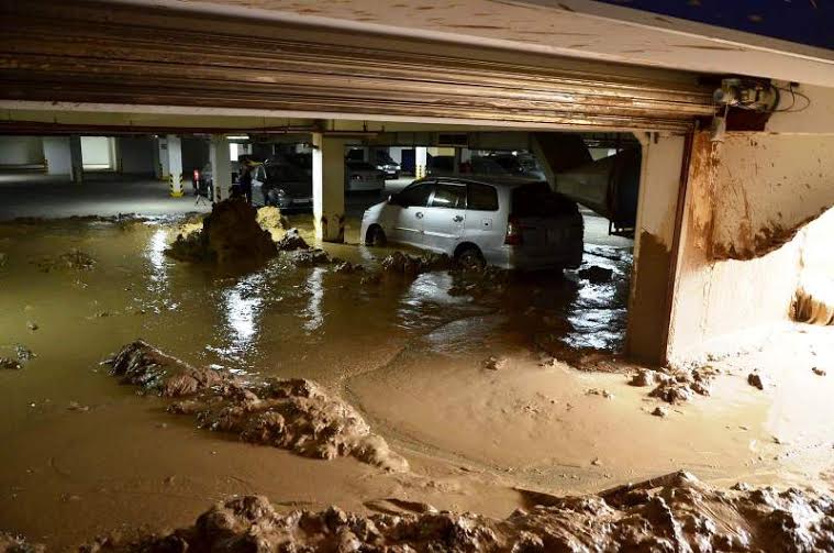Hàng chục ô tô, xe máy bị bùn đất vùi lấp tại hiện trường vụ sập hầm chung cư Giai Việt