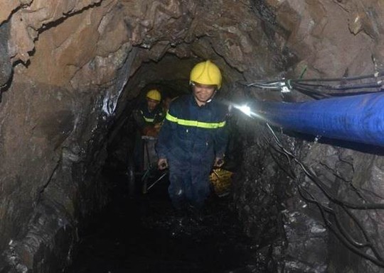 Lực lượng cứu hộ đang nỗ lực đưa thi thể nạn nhân cuối cùng trong vụ sập hầm mỏ ở Hòa Bình ra ngoài