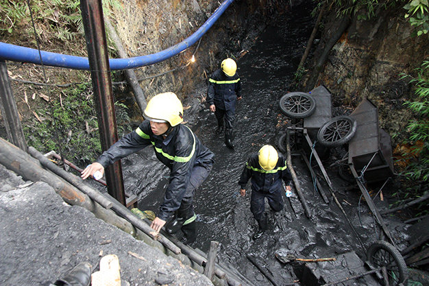 Hiện nguyên nhân vụ sập hầm mỏ ở Hòa Bình vẫn đang được cơ quan chức năng điều tra, làm rõ