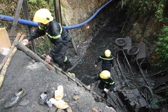 Công tác cứu hộ, tìm kiếm nạn nhân vụ sập hầm mỏ ở Hòa Bình đang gặp nhiều khó khăn