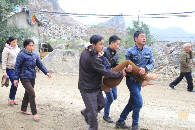 Người thân của nạn nhân Trương Văn Danh ngất tại hiện trường vụ tai nạn sập mỏ đá ở núi Hang Cá
