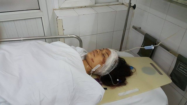 Một nạn nhân trong vụ sập nhà ở Trần Hưng Đạo đang được cấp cứu tại bệnh viện