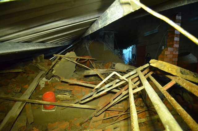 bê tông và mái nhà bị đổ sập xuống
