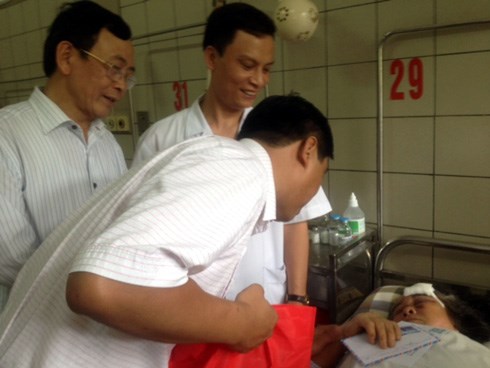 ông Đặng Văn Bất, Phó Giám đốc Sở Lao động, Thương binh và Xã hội thành phố Hà Nội thăm bệnh nhân trong vụ tai nạn.