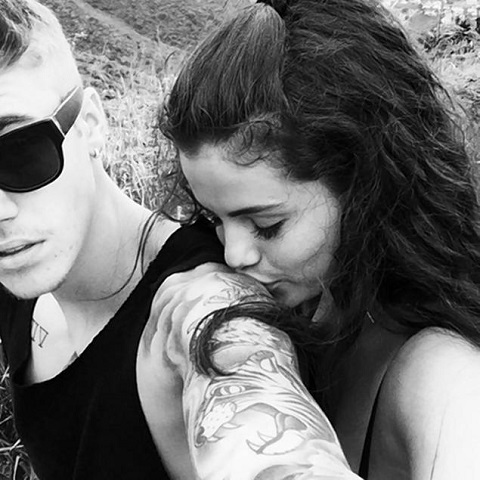 Feel me - nhắc về mối tình ngọt ngào của nữ ca sĩ Selena Gomez và bạn trai Justin Bieber