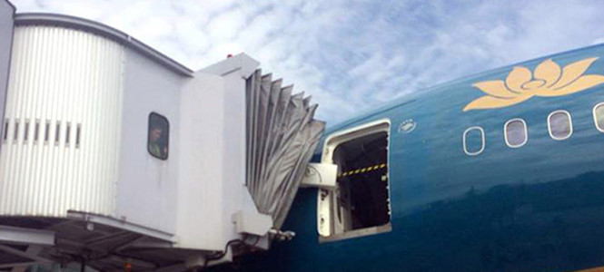 Cận cảnh vụ tai nạn hy hữu khiến máy bay Boeing 787-9 bị hư hỏng vào sáng 4/7