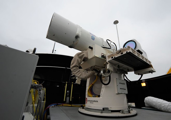 Hệ thống siêu vũ khí laser LaWs lắp trên tàu khu trục USS Ponce của Hải quân Mỹ