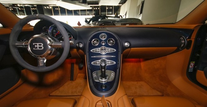 Nội thất của siêu xe Bugatti Veyron Super Sport này được bọc da nâu