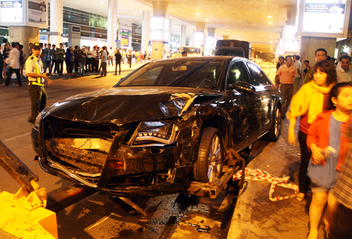 Hiện trường vụ siêu xe của Hà Hồ gây tai nạn ở sân bay Tân Sơn Nhất