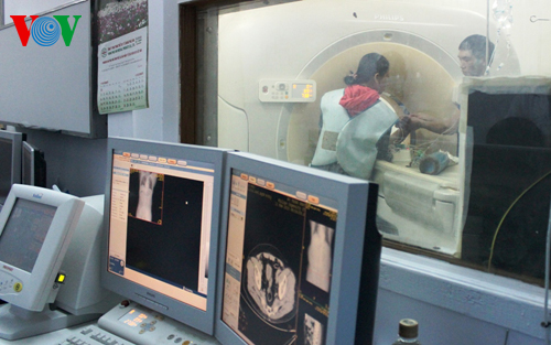 Nạn nhân vụ siêu xe gây tai nạn được chụp MRI lần hai để kiểm tra. Ảnh VOV
