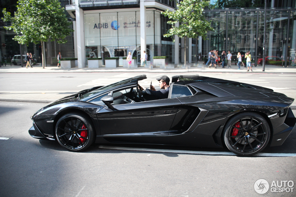 Chiếc siêu xe Lamborghini Aventador LP700-4 trị giá 350.000 Bảng, tương đương 591.000 USD, tại thị trường Anh.