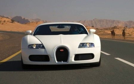Chiếc xe thể thao màu trắng tuyệt đẹp Bugatti Veyron xuất hiện trong Fast and Furious 7