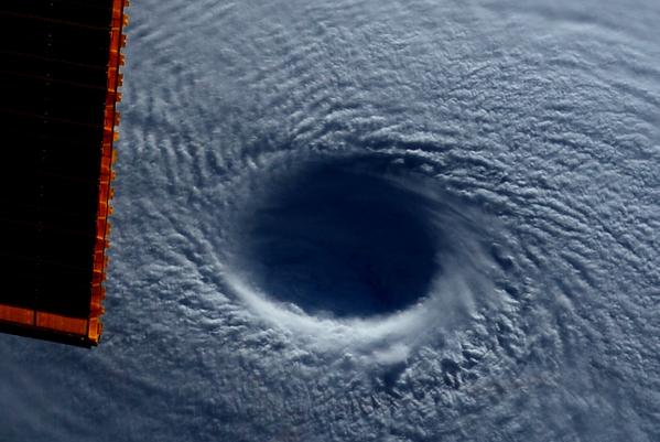 Hình ảnh siêu bão Maysak sắp đổ bộ vào Philippines