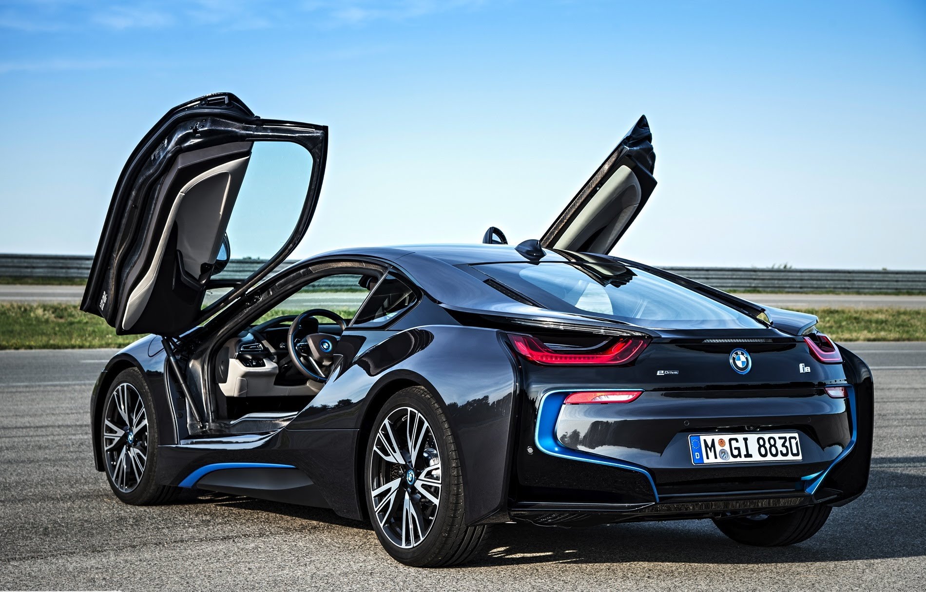 BMW i8 là một trong những siêu xe đắt nhất mang ngôn ngữ thiết kế tương lai của BMW