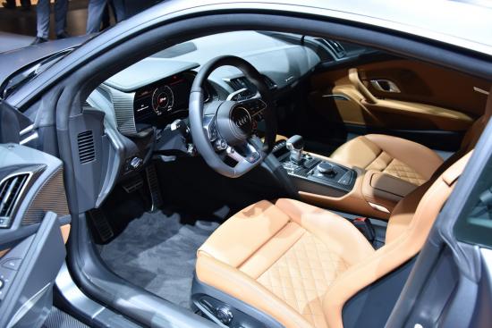 Bảng điều khiển trung tâm hướng về người lái với thiết kế gọn gàng và cấu hình buồng lái ảo là điểm mạnh trong thế hệ siêu xe Audi mới