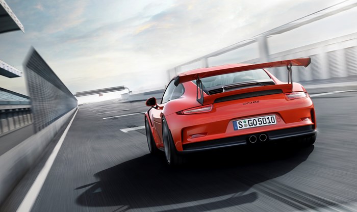 Điểm thu hút nhất ở ngoại hình của siêu xe Porsche mới-911 GT3 RS là 2 khe gió lớn phía trước bánh sau
