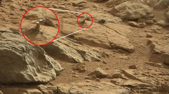 Sinh vật lạ có hình dáng giống thằn lằn trong hình ảnh do robot Curiosity gửi về