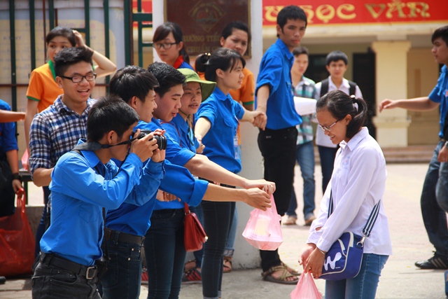 Tất cả các điểm thi trên địa bàn Hà Nội đều có sự túc trực của sinh viên tình nguyện 